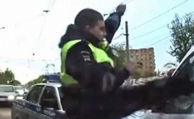 Ja si i hakmerret policia ruse një të dehuri! (Video)