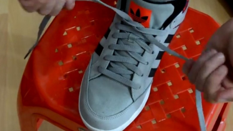 Ja si mund të lidhni këpucët për vetëm dy sekonda (Video