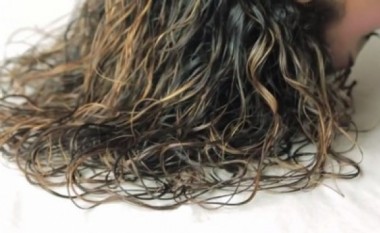 Si t’i bëni flokët kaçurrela për 15 minuta (Video)