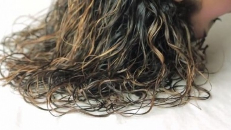 Si t’i bëni flokët kaçurrela për 15 minuta (Video)