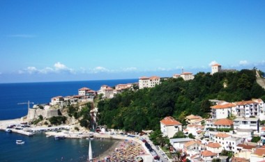 Hajdinaga: Taksa prej 15 euro për kosovarët që udhëtojnë për në Mal të Zi do të largohet nga muaji qershor