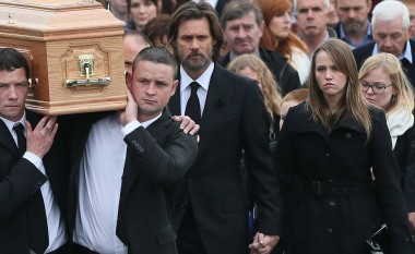Carrey barti arkivolin e të dashurës së ndjerë dhe qau (Foto)
