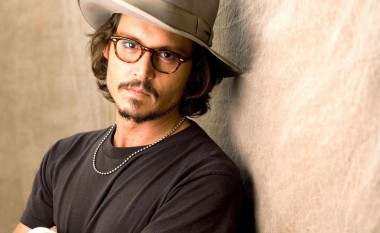 ‘Burgoset’ Johnny Depp, pozon foto të rrejshme burgu për të mbështetur kampanjën e fuqishme (Foto)