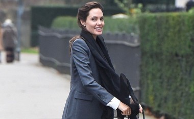 Jolie po bëhet kockë e lëkurë (Foto)