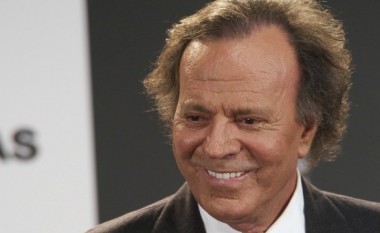 Julio Iglesias do të bëhet baba në moshën 74-vjeçare