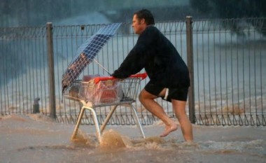 Këmbëzbathur nëpër stuhi – për të blerë birra: Ky është “Heroi i kombit” të Australisë!