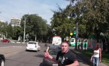 Kështu rusët i zgjidhin mosmarrëveshjet në rrugë! (Video)