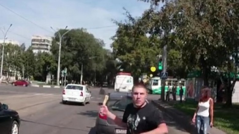 Kështu rusët i zgjidhin mosmarrëveshjet në rrugë! (Video)