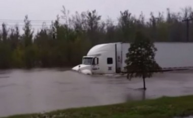 Këtë kamion nuk e ndalën as vërshimet (Video)