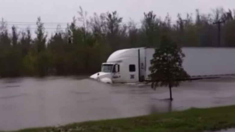 Këtë kamion nuk e ndalën as vërshimet (Video)