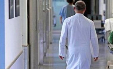 Sindikalistët shëndetësorë kërkojnë nga Qeveria që shtesat prej 300 eurosh t’i ndahen edhe stafit përcjellës, jo vetëm mjekëve e infermierëve