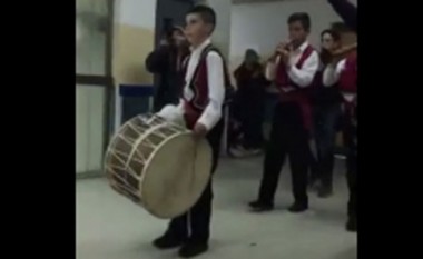 Kallet Gjinekologjia, festë me zurla e tupana (Video)