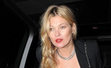 Çka është pluhuri misterioz në fustanin e Kate Moss? (Foto)