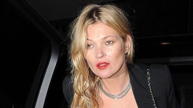 Çka është pluhuri misterioz në fustanin e Kate Moss? (Foto)