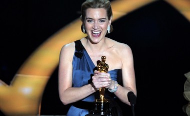 Kate Winslet e mban Oscarin në WC