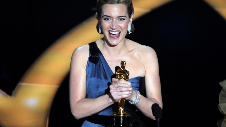 Kate Winslet e mban Oscarin në WC