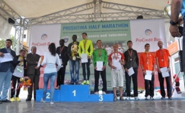 Keniani Mbangi fiton gjysmëmaratonën “Prishtina 2014”