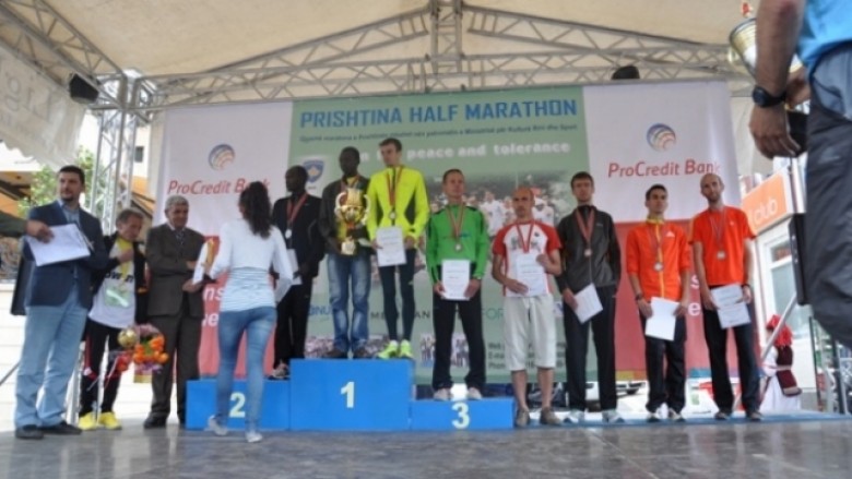 Keniani Mbangi fiton gjysmëmaratonën “Prishtina 2014”