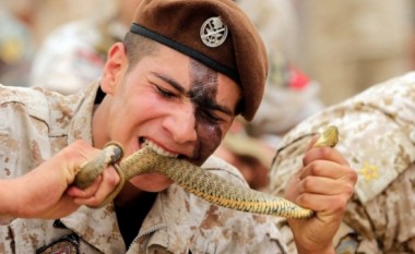 Komandot libaneze hanë gjarpërinj gjatë stërvitjes (Foto)