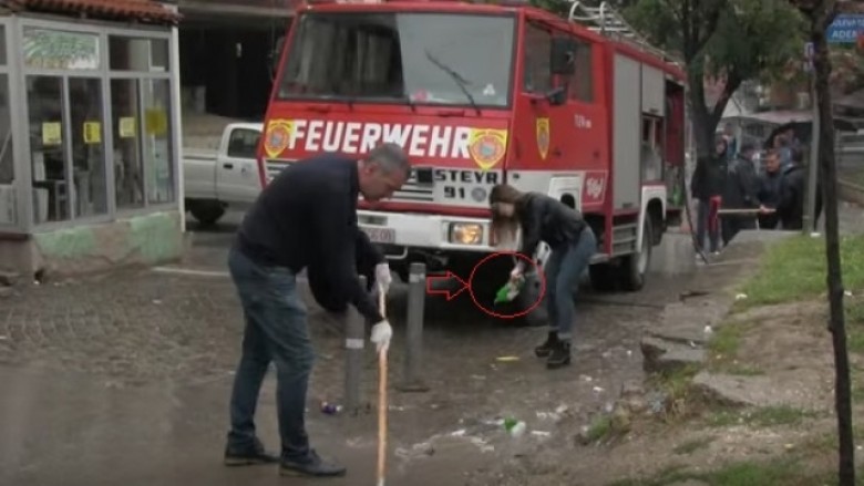 Komuna e Vushtrrisë pastron rrugët me detergjent e Domestos (Video)