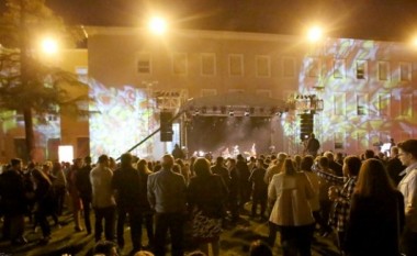 Muzikantët e bllokuar në trafik, dhanë “koncert” për udhëtarët (Video)