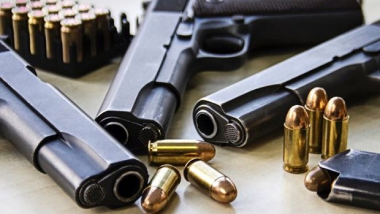 Shkup, pistoleta e zyrtarit policor është gjetur në toaletin e një kazinoje