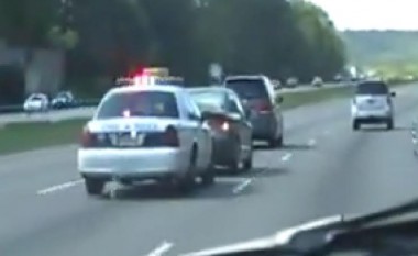 Policia e “përzuri” veturën që vozitej ngadalë, në korsinë për ngasje të shpejtë (Video)