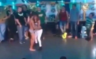 Kreu akt seksual në skenë, vetëm për pije falas (Video)