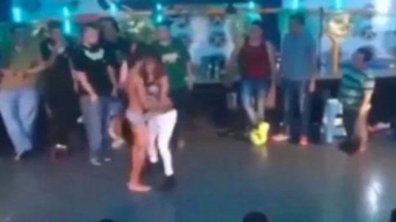 Kreu akt seksual në skenë, vetëm për pije falas (Video)