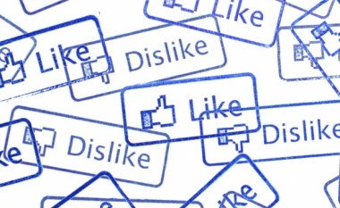 Kritikat janë duke e shkatërruar rrjetin social Facebook