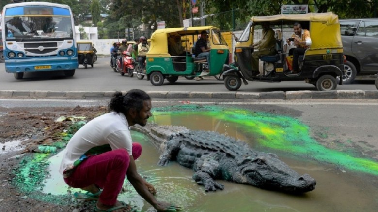 Krokodili në mes të qytetit: Ja për çfarë arsye e kishte vendosur artisti indian! (Foto)