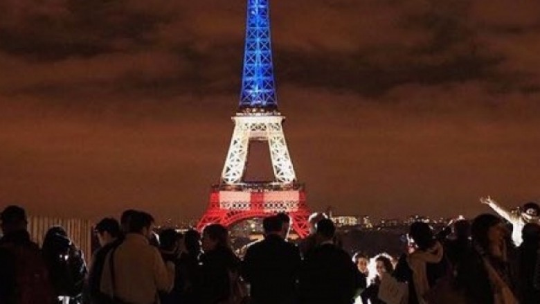 Kulla Eiffel “rikthehet” me nderim për viktimat e Parisit (Foto)