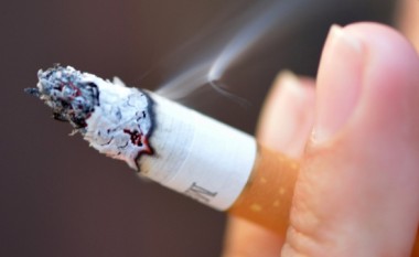 Zyrtarët e komunës së Fushë Kosovës nuk respektojnë ligjin për duhanin (Video)