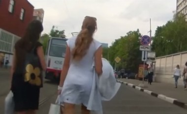 Kur bëhet fjalë për femrat e bukura, shoferët bëjnë përjashtime (Video)