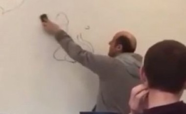 Kur nxënësit i bëjnë kurthin profesorit (Video,+16)