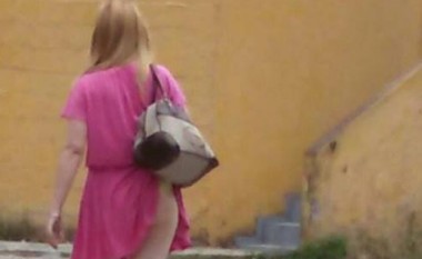 Kur të zë vapa! Shqiptarja nxjerr të pasmet nudo – në mes të rrugës (Foto)