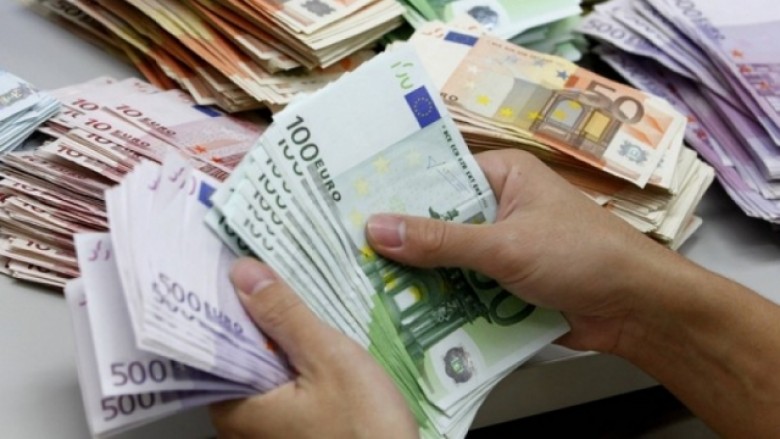 Pandemia shtyn qytetarët t’i kursejnë paratë, mbi 3.8 miliardë euro në banka