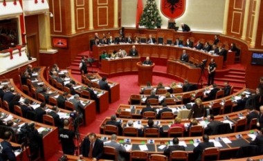 Shqipëria ratifikon marrëveshjen me Maqedoninë e Veriut për kontrolle të përbashkëta në vendkalimet kufitare