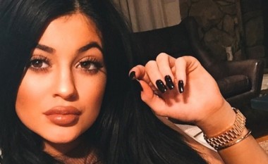 Kylie Jenner shuan kureshtjen e të gjithëve