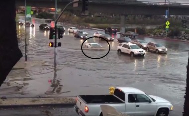 Lamborghini i ultë në rrugët e përmbytura nga uji (Video)