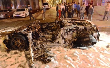 Shpëtuan mrekullisht nga Lamborghini që u ndez flakë (Video)