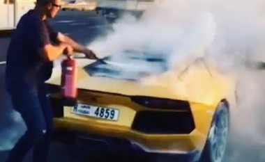 Brenda një minute, Lamborghini që kushton 350 mijë euro u kthye në shkrumb e hi (Video)