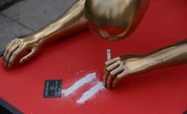 Largohet nga sheshi statuja Oscar që merr kokainë (Foto)