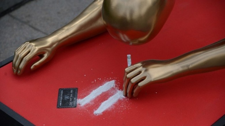 Largohet nga sheshi statuja Oscar që merr kokainë (Foto)