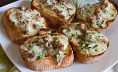 “Bruschetta” me djathë të shkrirë, salsiçe, suxhuk dhe erëza