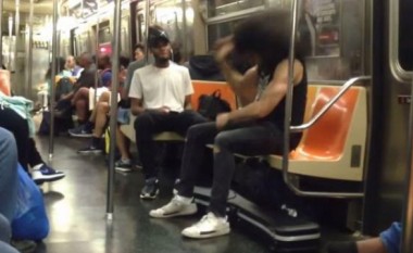 “Koncert” në tren, duke imituar ekzekutimin në bateri (Video)