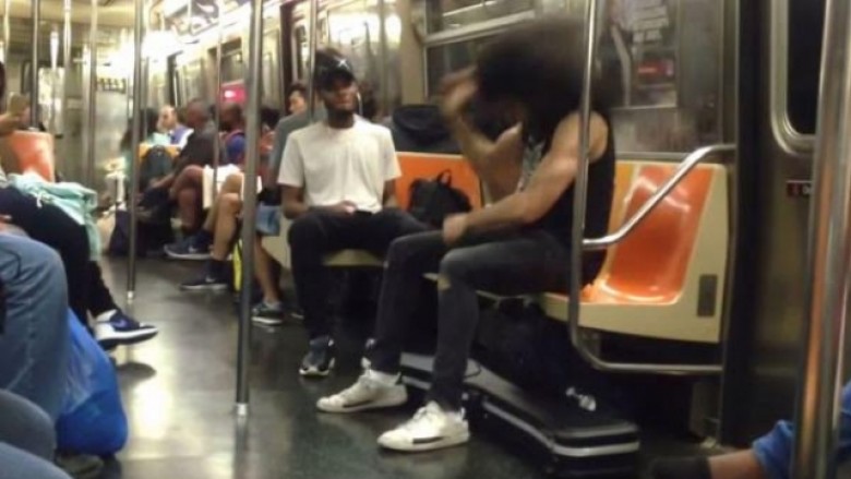 “Koncert” në tren, duke imituar ekzekutimin në bateri (Video)