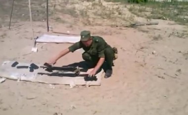 “Rambo” i Rusisë, për pak sa nuk e qëlloi veten me kallashnikov (Video)