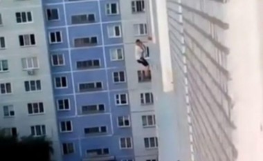 “Spidermani” i çmendur s’ia doli të mahniste femrën, sepse ishte duke bërë dush! Pastaj përjetoi fiasko! (Video)