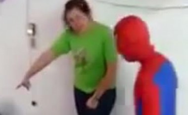 “Spidermani” u lëndua keq në një festë të fëmijëve (Video)